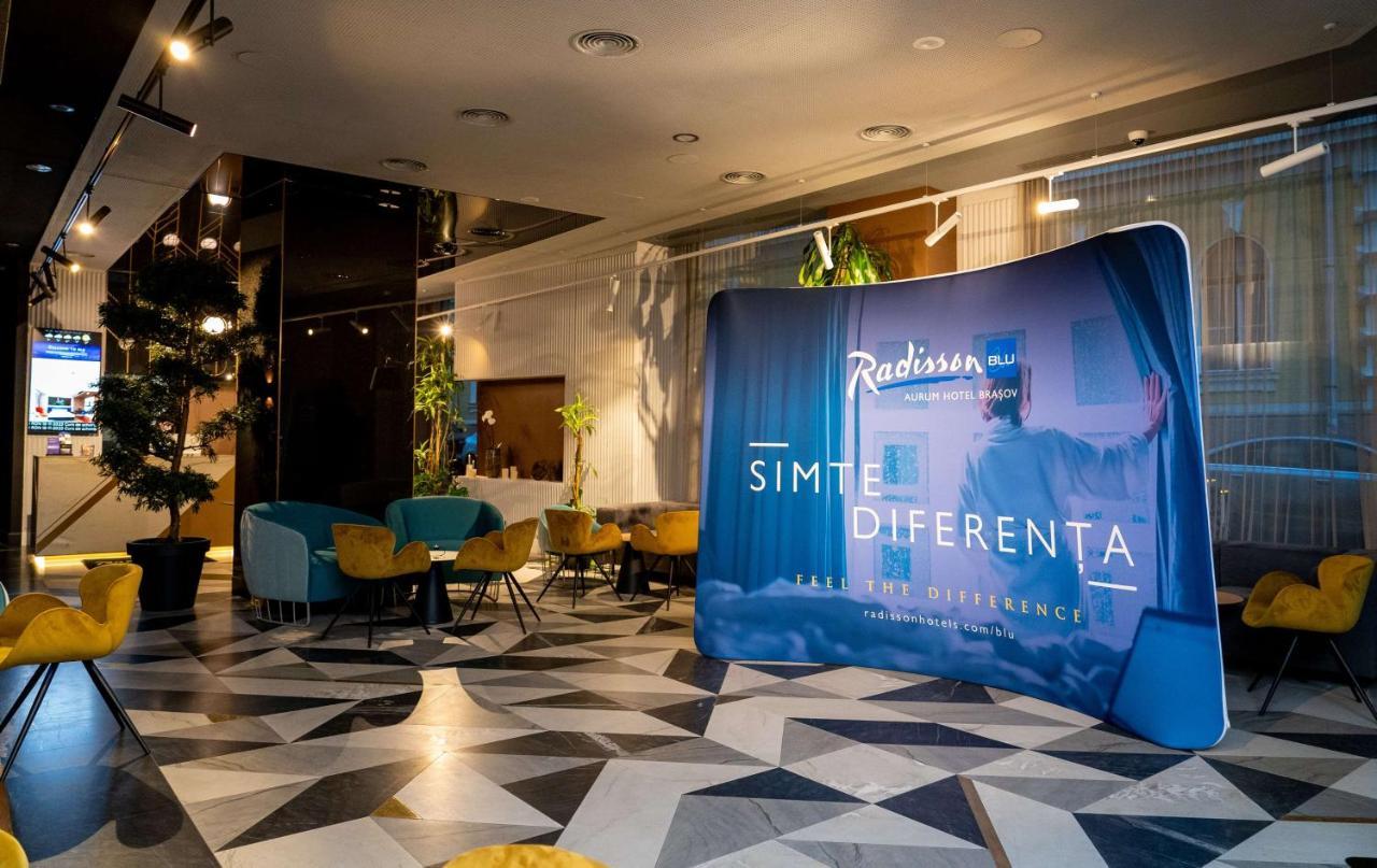Radisson Blu Aurum Hotel, Брашов Екстериор снимка A curved tension fabric display