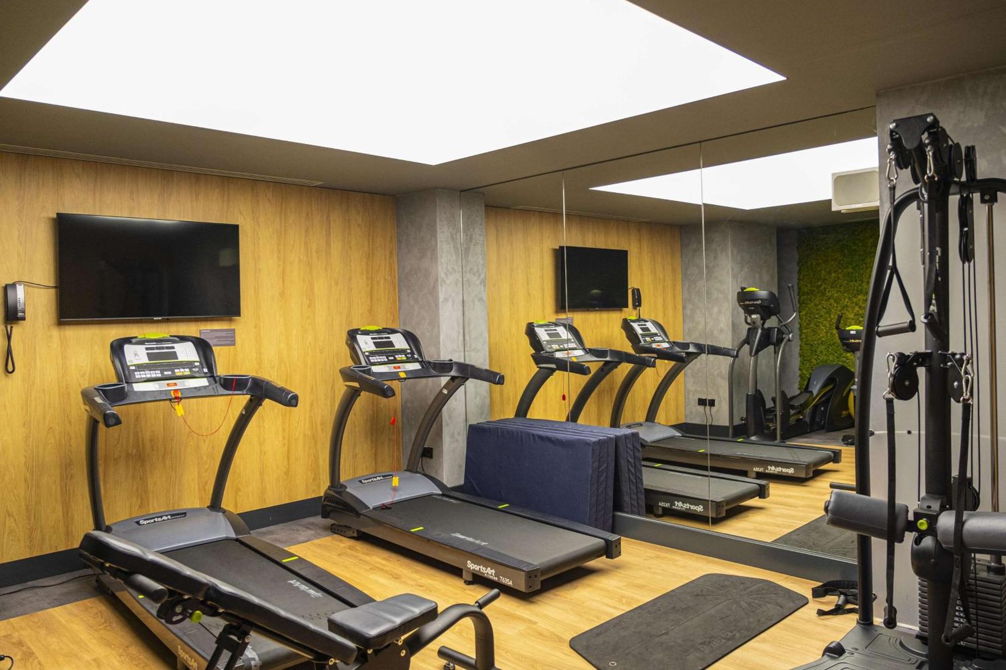 Radisson Blu Aurum Hotel, Брашов Екстериор снимка The gym at the hotel