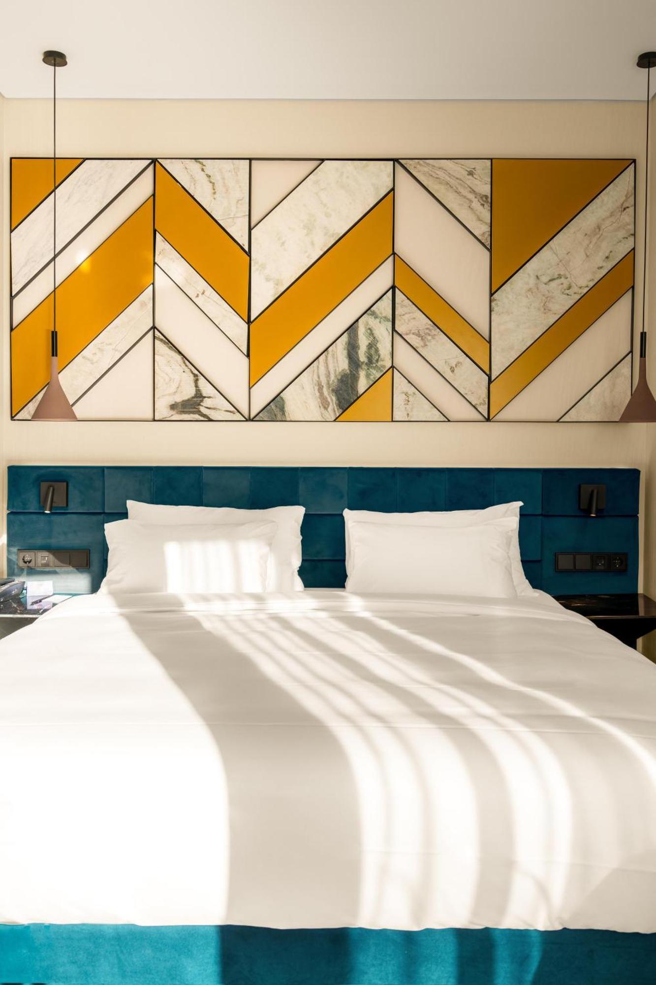 Radisson Blu Aurum Hotel, Брашов Екстериор снимка A bed with two pillows