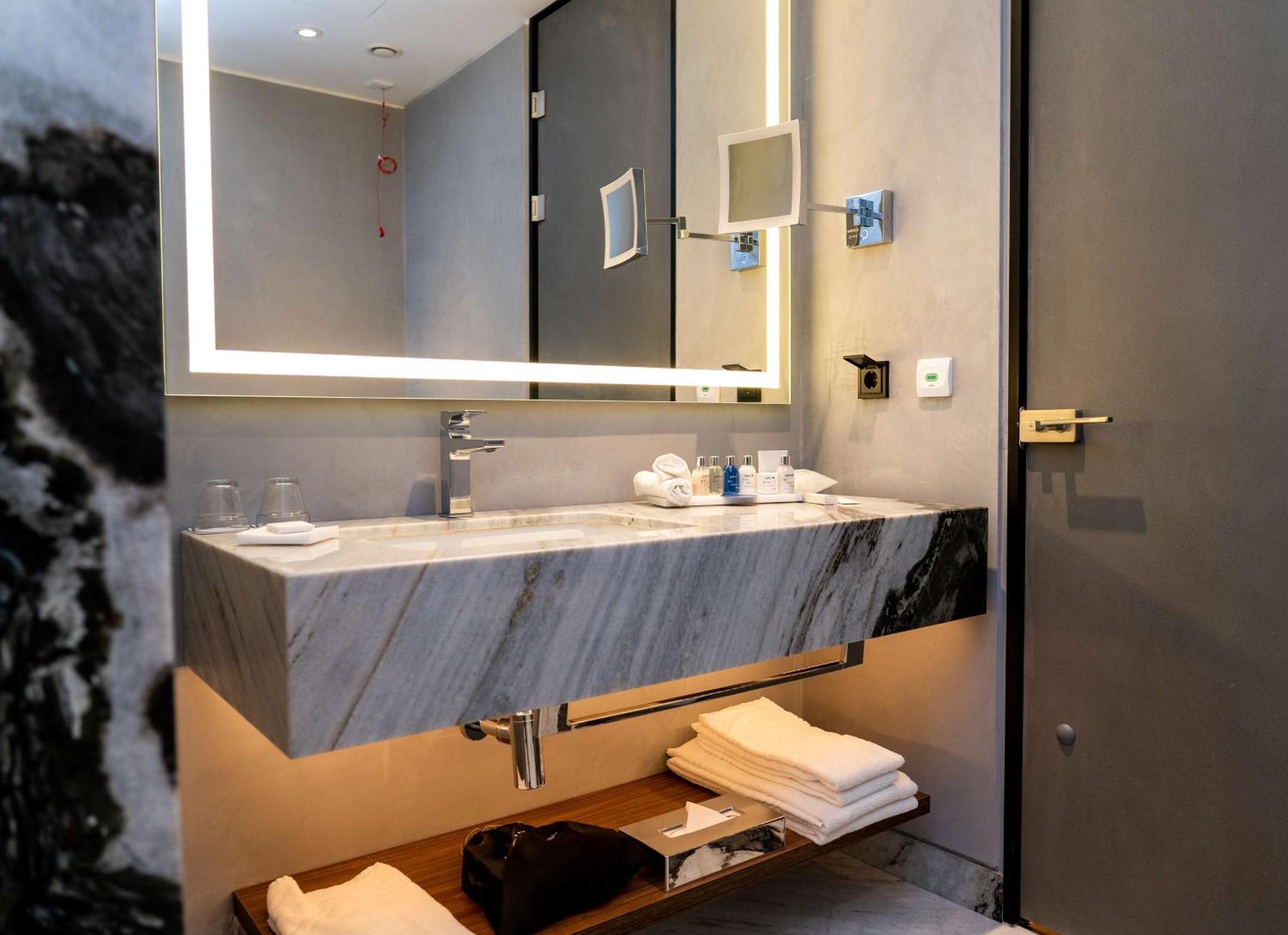Radisson Blu Aurum Hotel, Брашов Екстериор снимка Bathroom