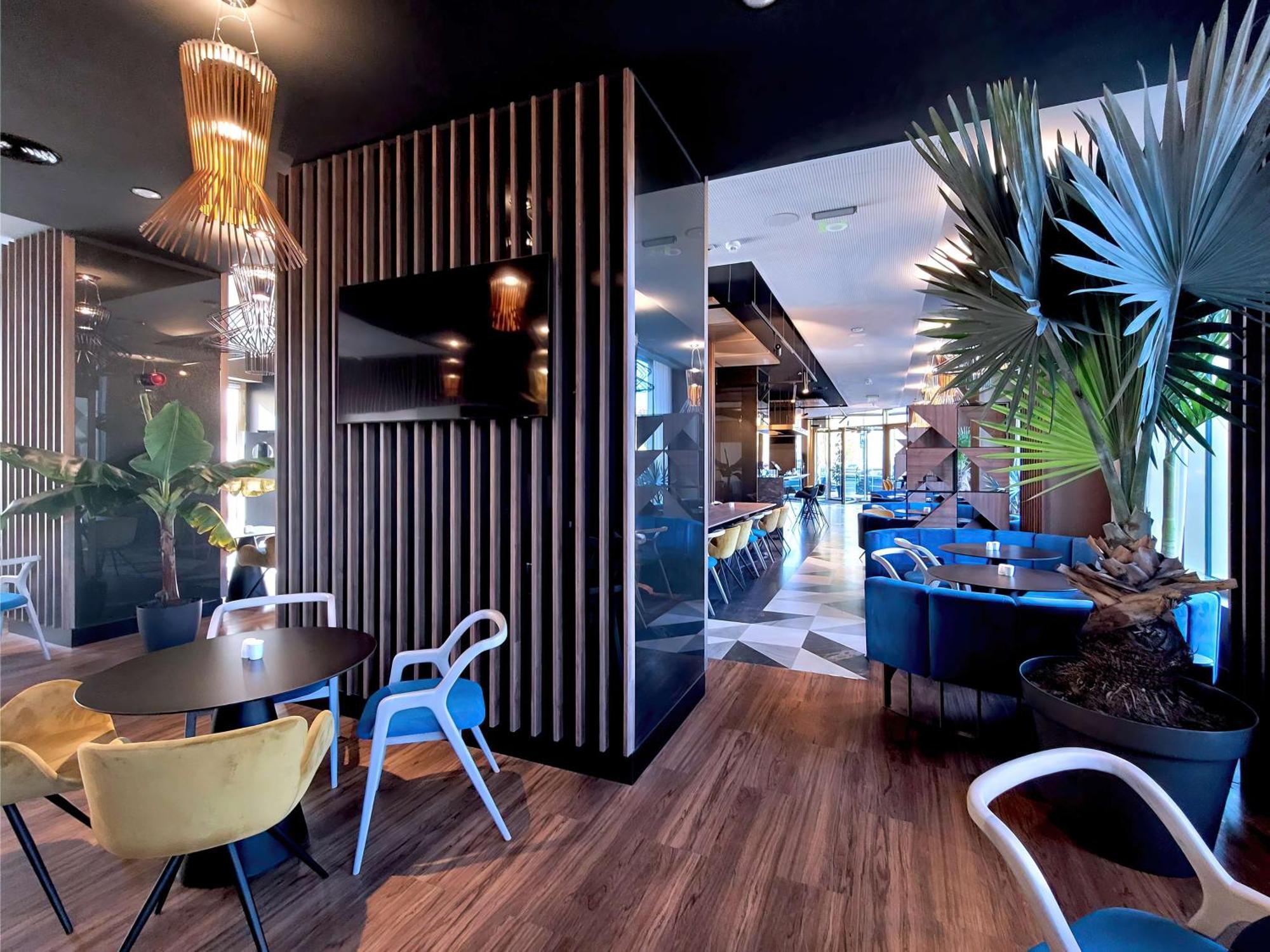 Radisson Blu Aurum Hotel, Брашов Екстериор снимка The lounge at the airport