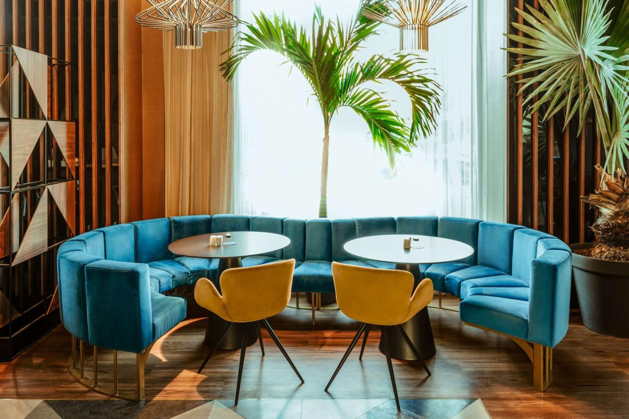 Radisson Blu Aurum Hotel, Брашов Екстериор снимка The interior of the restaurant
